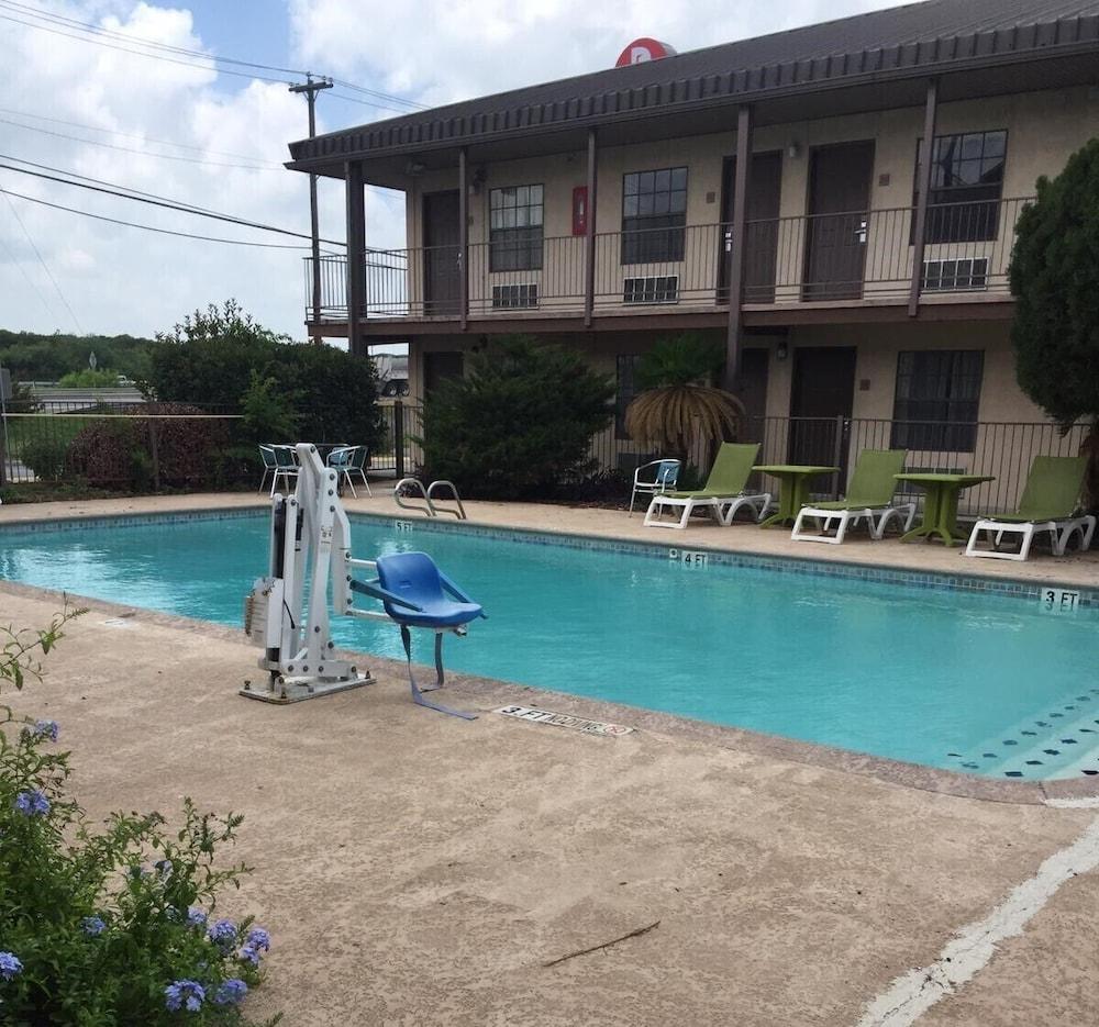 Hotel Baymont By Wyndham Near Lackland Afb *