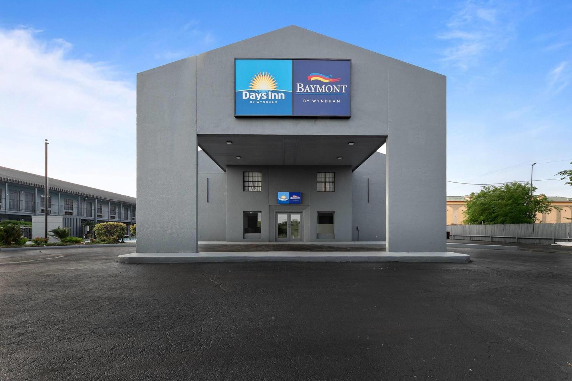 Hotel Baymont By Wyndham Near Lackland Afb