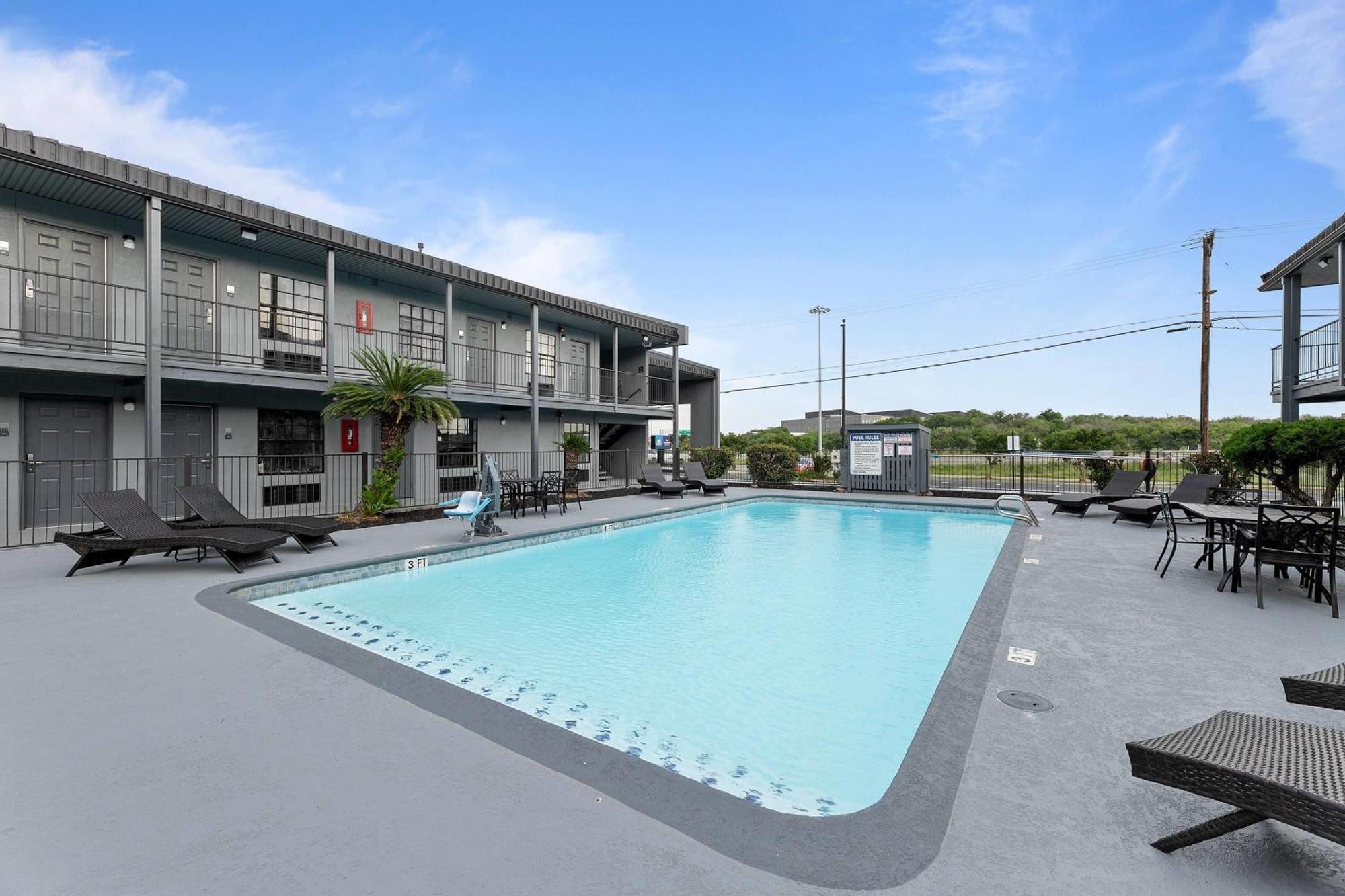 Hotel Baymont By Wyndham Near Lackland Afb *