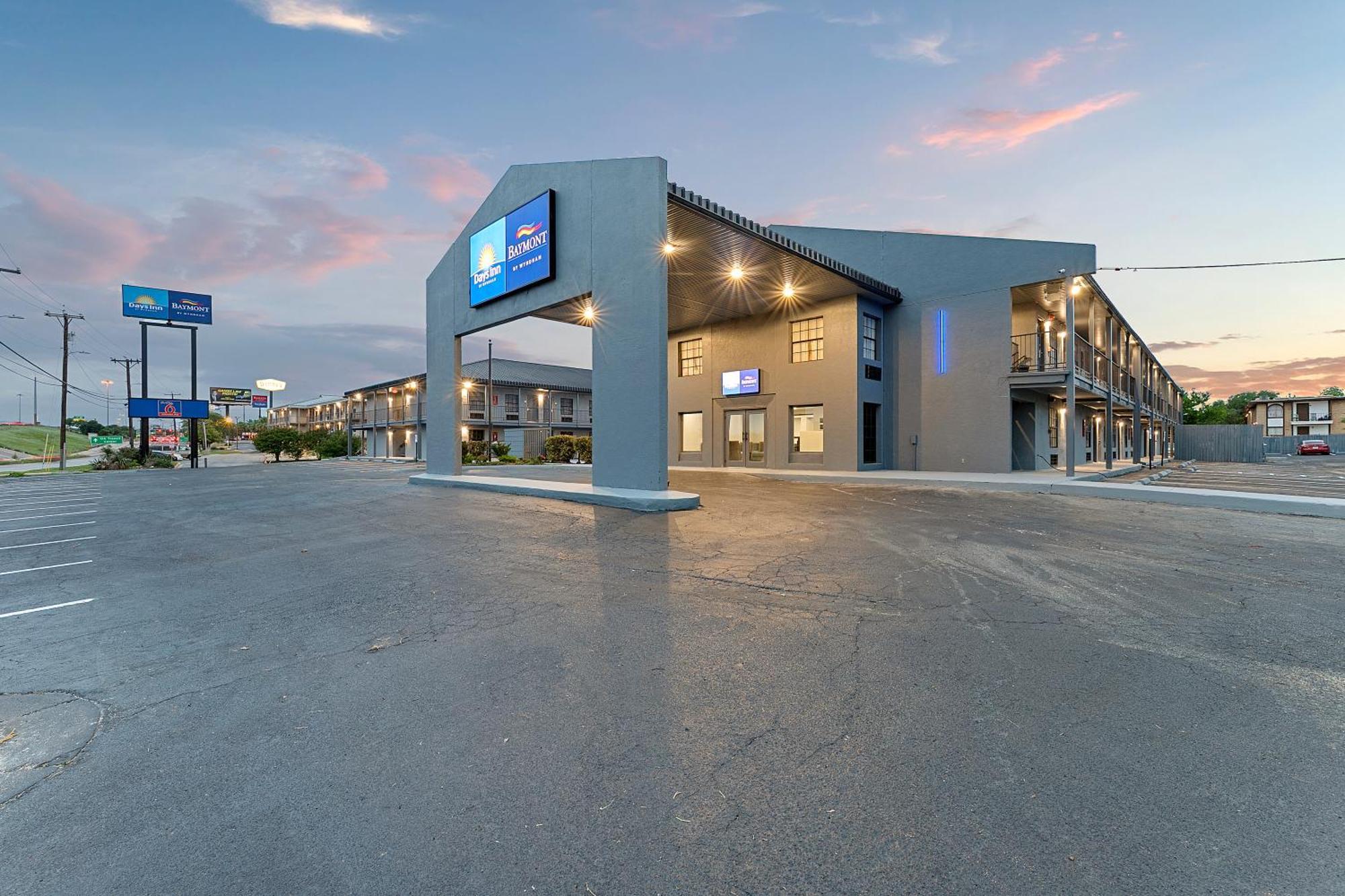 Hotel Baymont By Wyndham Near Lackland Afb