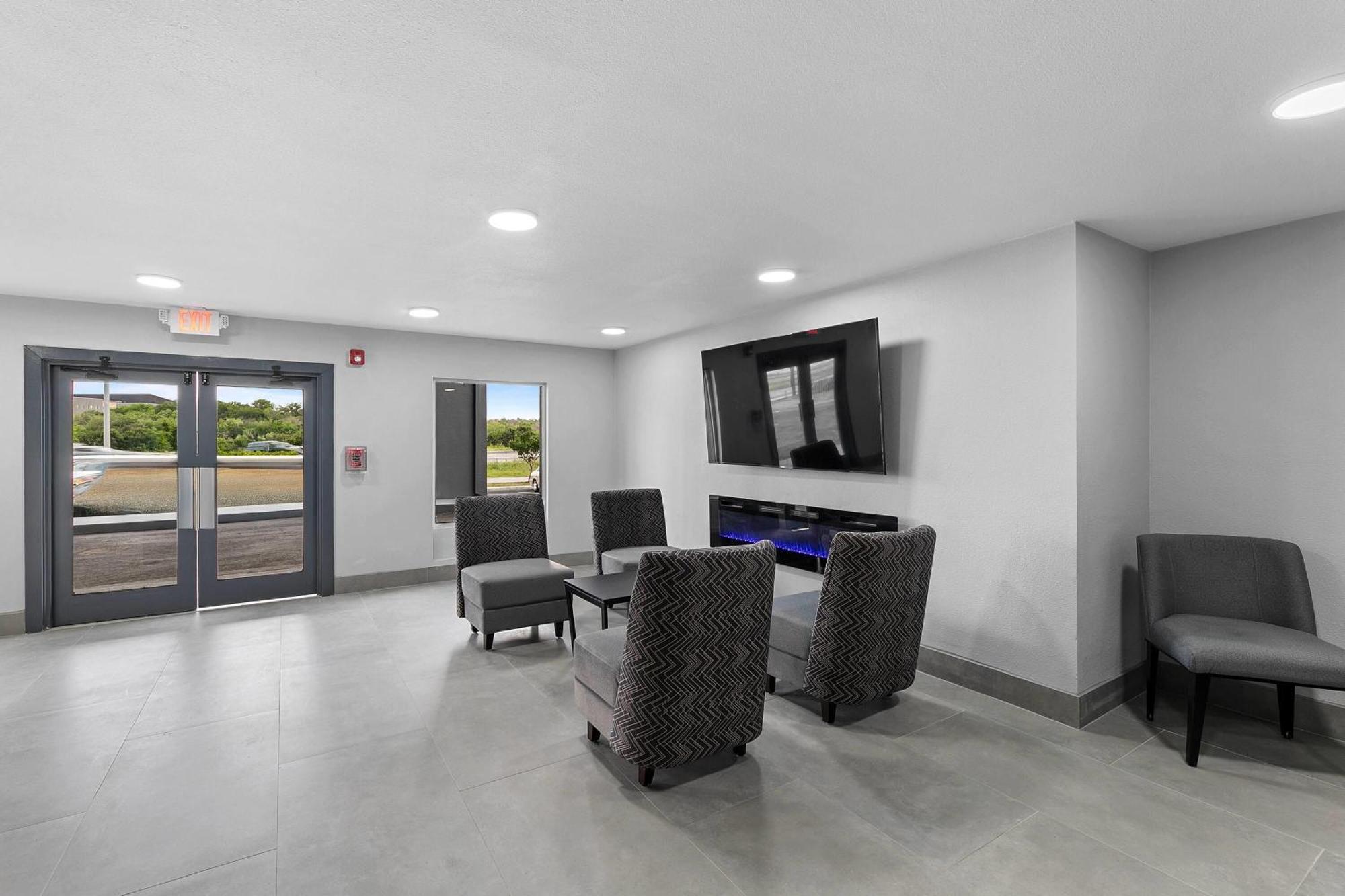 Hotel Baymont By Wyndham Near Lackland Afb *