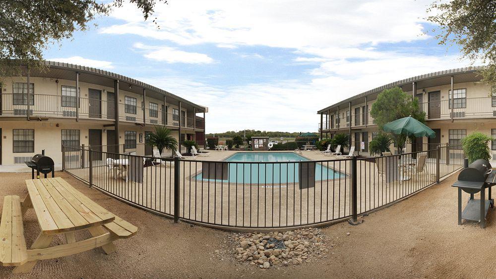 Hotel Baymont By Wyndham Near Lackland Afb